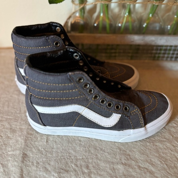 VANS Sk8-Hi Overwashed Shoes
Mens 4, Women’s 5.5. Dark gray canvas. Unisex - Picture 3 of 9